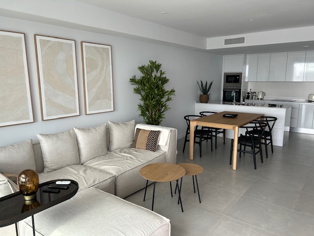 Eddy en Nadia kozen voor een modern nieuwbouwappartement met een minimalistische stijl.